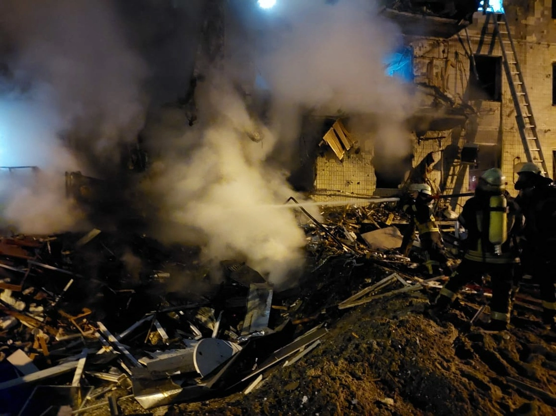 Bomberos combaten un incendio en Kiev. Foto Afp