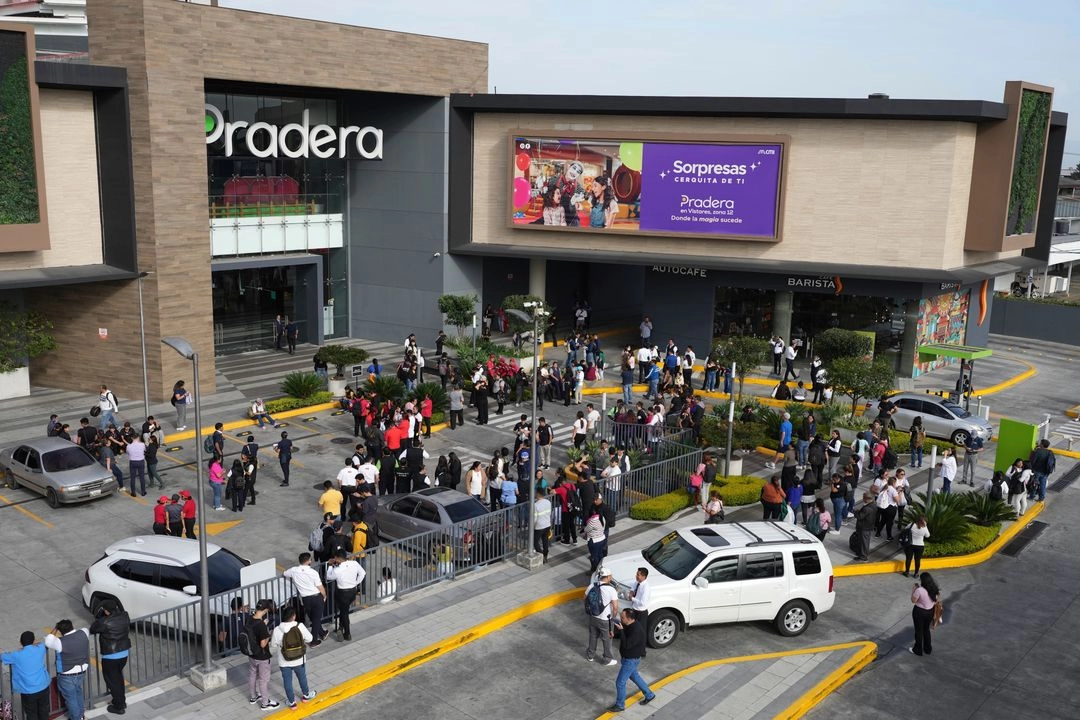 Personas se reúnen afuera de un centro comercial después de un terremoto en la Ciudad de Guatemala, el martes 8 de julio de 2025. Foto