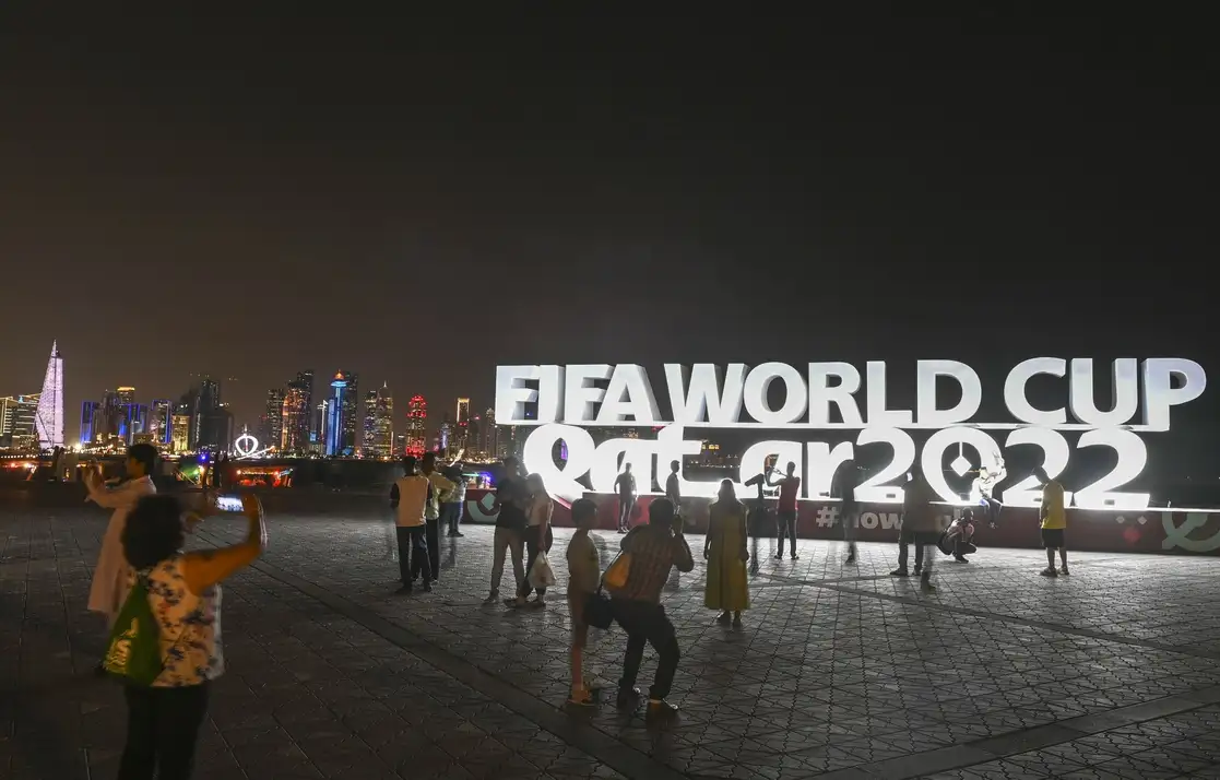 La cerveza costará 50 riales (unos 13.73 dólares) por vaso de 500 ml dentro de la zona principal de la FIFA en el Mundial de Qatar, se informó. La imagen, en Doha, el 14 de noviembre de 2022. Foto Xinhua