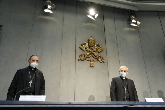 Monseñor Filippo Iannone y Juan Ignacio Arieta Ochoa, durante la conferencia de prensa donde se anunció que El Vaticano añadió la pedofilia en el Código de Derecho Canónico, el 1 de junio de 2021. Foto Ap