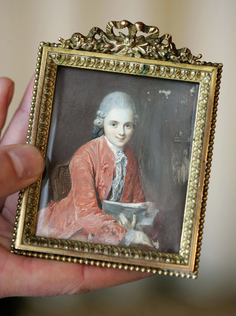 Un retrato de Wolfgang Amadeus Mozart hallado en 2005 en Zúrich, Suiza. En el otro lado del marco hay una pintura de Nannerl. Foto Ap