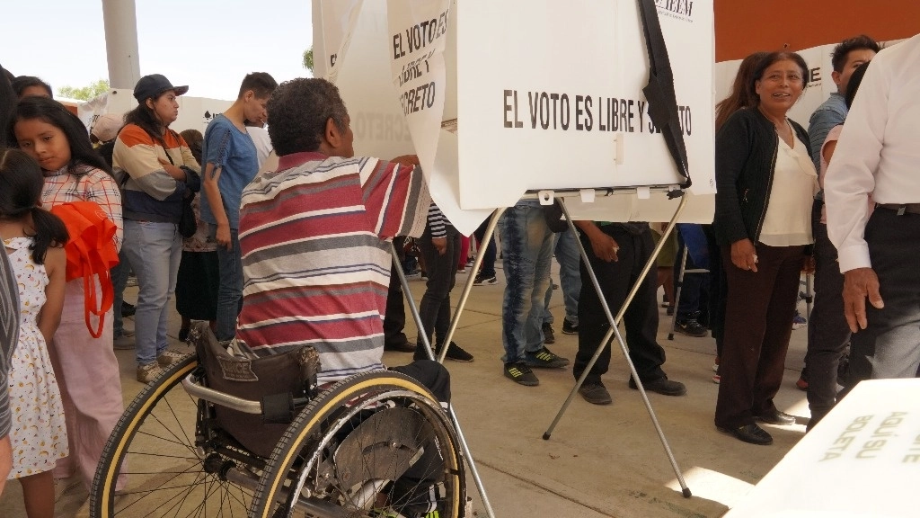 Alfonso González López vecino de San Isidro Tlaixco, en la parte alta de Chimalhuacán, se paró temprano para ejercer su derecho ciudadano al voto. Foto Daniel Ramón Quiroz 
