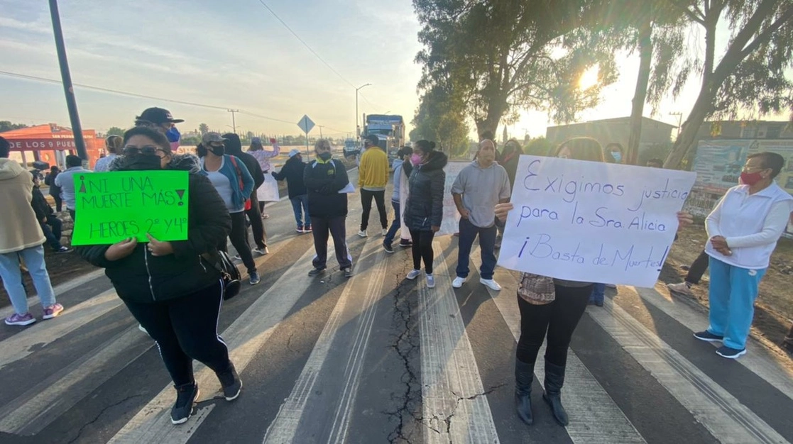 Vecinos de Los Héroes e Izcalli Jardines bloquearon ambos sentidos de la carretera libre México-Pachuca para exigir la construcción de un puente peatonal, tras la muerte de una mujer que fue atropellada por un automovilista que invadió el carril del Mexibús Línea 4, el 7 de abril de 2021. Foto ‘La Jornada’