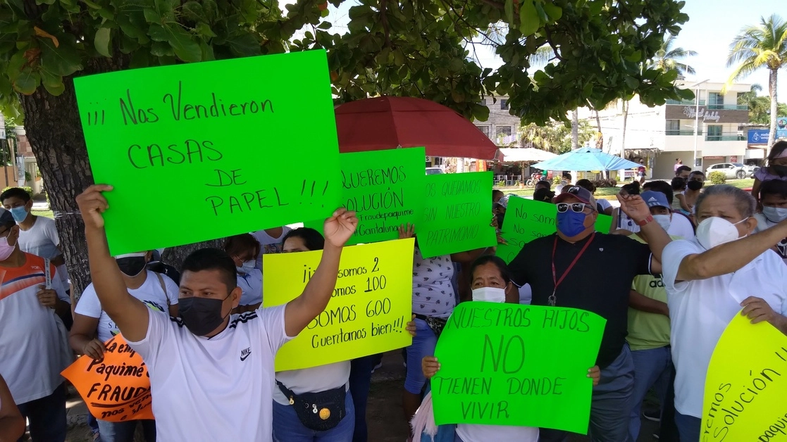 Los habitantes del fraccionamiento Cantaluna se manifestaron la mañana del jueves, en el exterior de la delegación del Infonavit, para exigir solución a su demanda de apoyo para reparaciones de sus casas. Foto Héctor Briseño