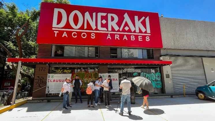 El año pasado durante una verificación que realizó personal del Invea en el restaurante, Daniel Tabe, padre del alcalde de Miguel Hidalgo, Mauricio Tabe, amagó con un cuchillo a uno de los jóvenes verificadores. Foto Pablo Ramos