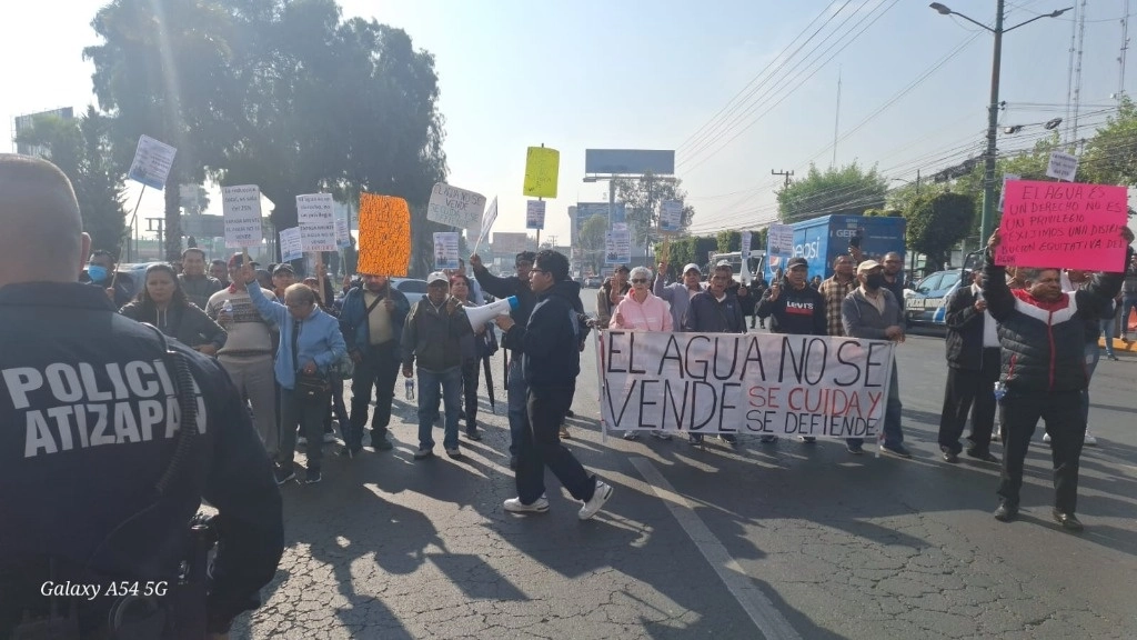 Vecinos de Atizapán aseguran que ante la escasez de agua, el servicio de pipas ha incurrido en abusos. Foto La Jornada  