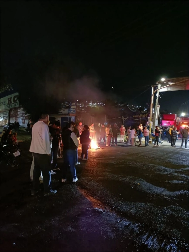 Madres de familia indican que desde hace tres meses no tienen agua en sus domicilios, y gran parte del gasto diario lo destinan en la compra de agua.. Foto cortesía de los colonos  

