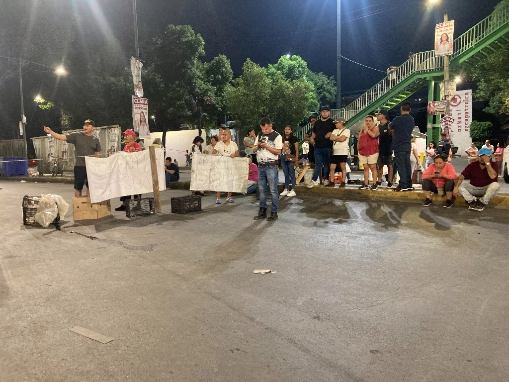 Con pancartas en las que exigían “Queremos agua, no pipas”, “Arena CDMX, no robes agua, no nos quitaremos”, unas setenta persomas mantenía el bloqueo en Las Granjas. Foto Ángel Bolaños Sánchez