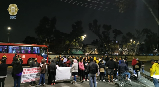 Vecinos durante el bloqueo en Eje 3. Foto tomada de la cuenta de Twitter @OVIALCDMX