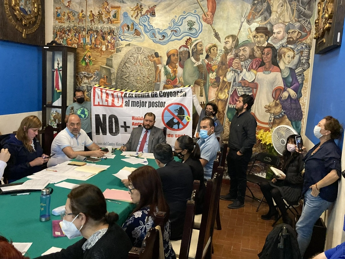 Durante una reunión la tarde-noche de ayer en el salón de cabildos de la alcaldía con más de medio centenar de vecinos, entre los que estaban integrantes del comité de participación comunitaria de la colonia. Foto Ángel Bolaños Sánchez