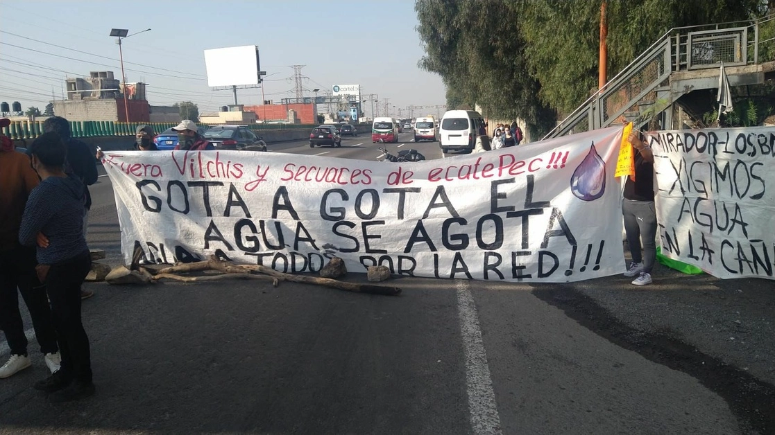 Vecinos de las colonias Los Bordos y El Mirador, ubicadas en la parte alta de la Sierra de Guadalupe, bloquearon varios carriles de la autopista México-Pachuca para exigir la dotación de agua potable de la cual carecen desde hace varios meses. Foto ‘La Jornada’