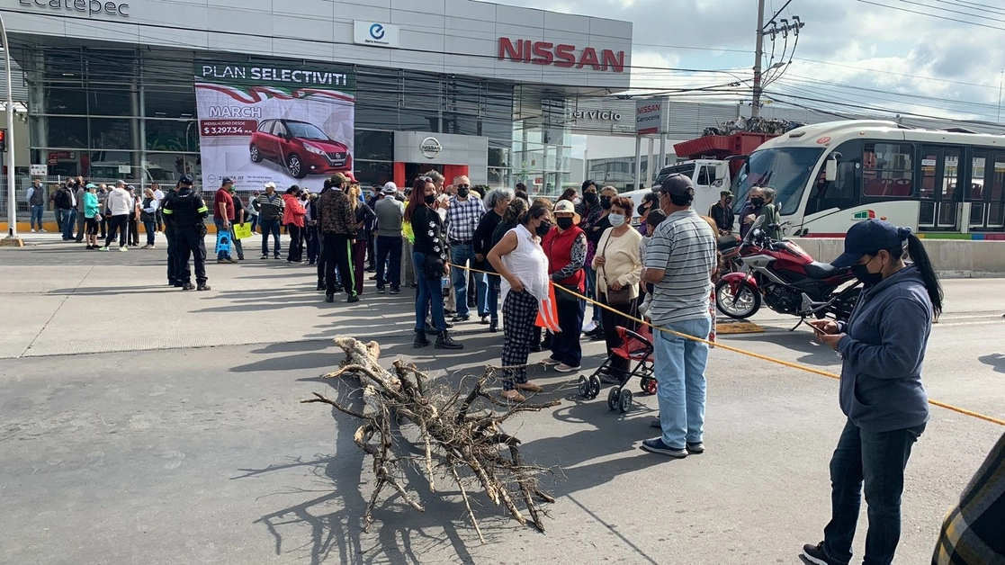 Bloqueo de la avenida Revolución por parte de las comunidades Hogares Marla, Galaxia y Boulevares en Ecatepec, el 12 de septiembre de 2022. Foto La Jornada 