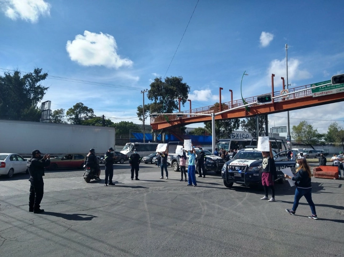 Vecinos de la colonia Real de Santa Clara bloquearon hoy la vía Morelos para exigir a las autoridades sean tomados en cuenta en el censo de las zonas afectadas por las inundaciones de la semana pasada. Foto ‘La Jornada’