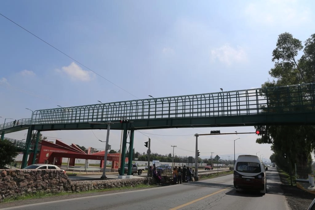 Los vecinos solicitaron la edificación del puente porque se comprobó el riesgo para atravesar la vialidad, el 10 de julio de 2022. Foto La Jornada