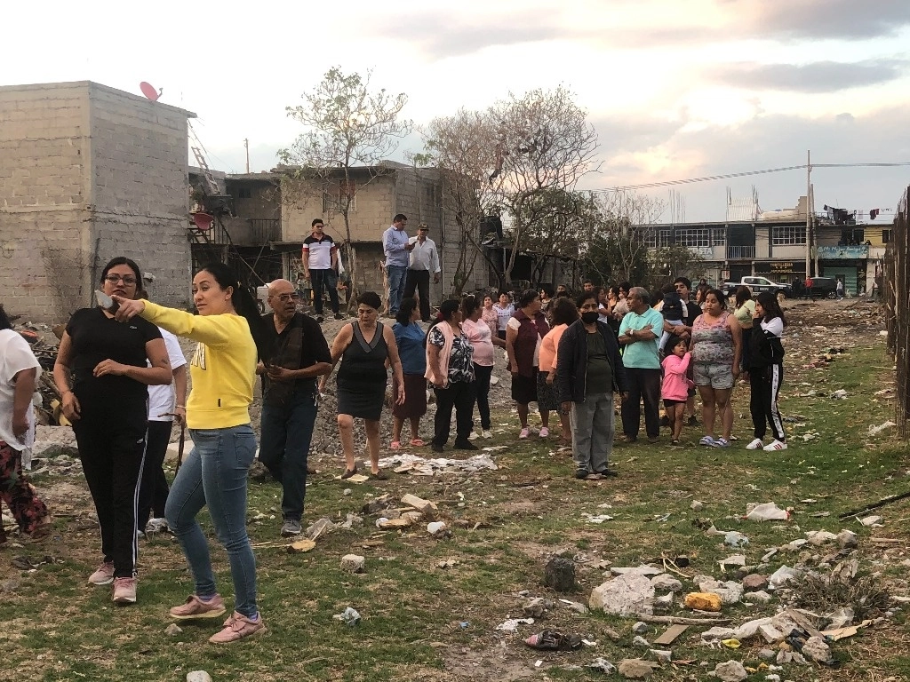 Los vecinos afirmaron que la obra de la gasera se ubica en plena zona habitacional, colinda con varios edificios y comercios. Foto Javier Salinas Cesáreo