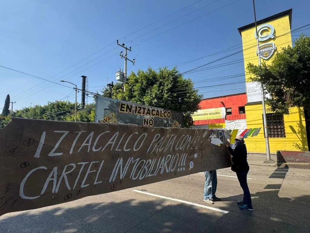 Vecinos de la alcaldía Iztacalco bloquean la lateral de Circuito Interior, a la altura de la calle Añil, para protestar por la construcción de departamentos en esa zona, en la Ciudad de México, el 18 de octubre de 2024. Foto Alfredo Domínguez