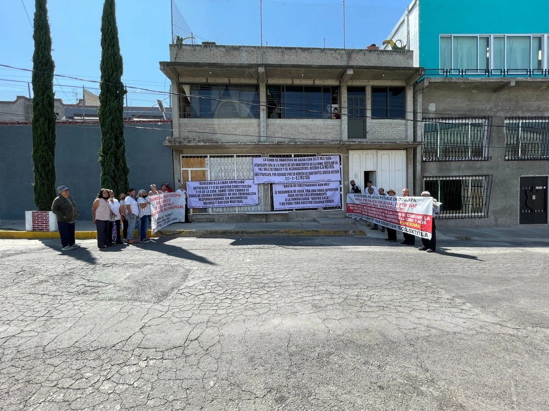 Vecinos de la colonia Pueblo San Sebastián Tecoloxtitlan, Iztapalapa, denunciaron que desde hace dos meses y una semana carecen de agua potable. Foto Laura Gómez Flores