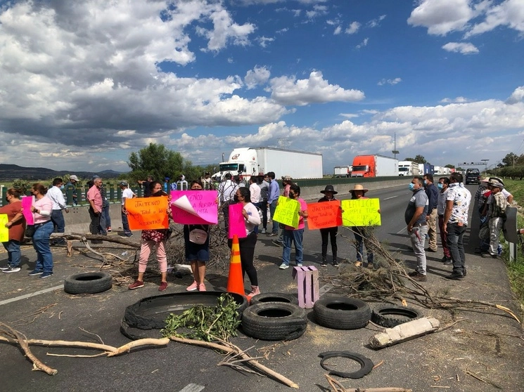 Los vecinos de Alborada Jaltenco bloquearon el Circuito Exterior Mexiquense para protestar contra la construcción de una barda de la empresa Aliatica que bloquea su derecho de vía, el 12 de juliode 2023. Foto Javier Salinas Cesáreo 