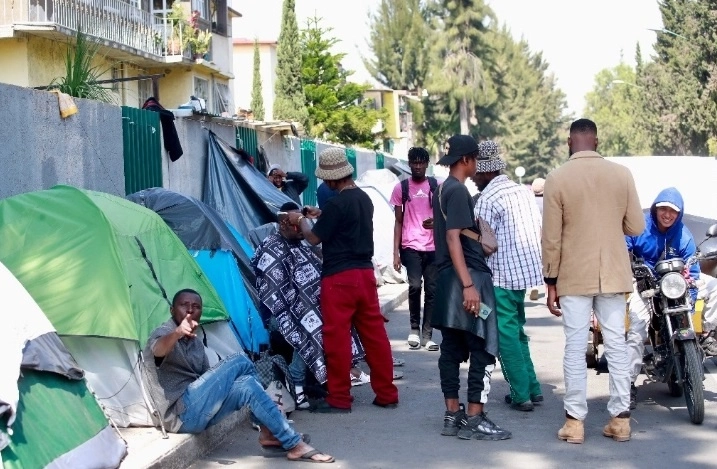 El residente de la colonia Vallejo, Francisco Rosas, alertó de la situación que padecen los vecinos, luego de que, dijo, hay diariamente alrededor de 40 fogatas. Foto Luis Castillo / archivo
