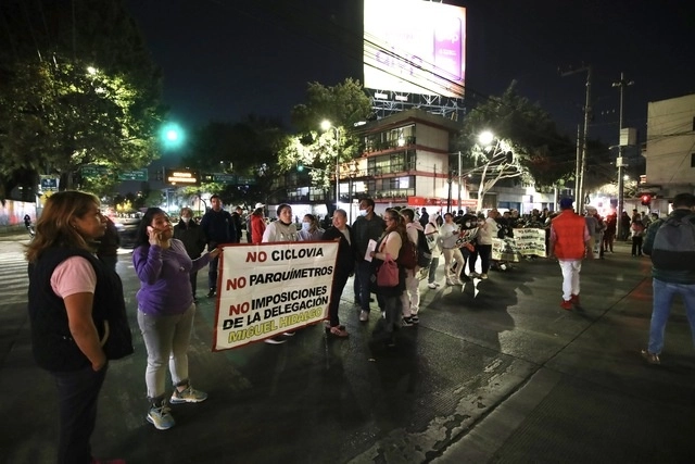 Vecinos de la colonia Escandón durante la protesta. Foto Yazmín Ortega
