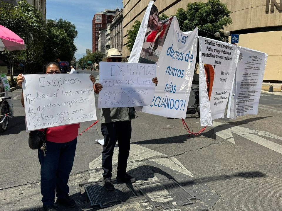 Vecinos de Vallejo bloquean la avenida Bucareli, al cruce con Reforma, para exigir a la Defensora Pública que retire el amparo interpuesto por migrantes para evitar ser desalojados de las vías, además de pedir seguridad en la zona, en la Ciudad de México, el 15 de mayo de 2025. Foto 