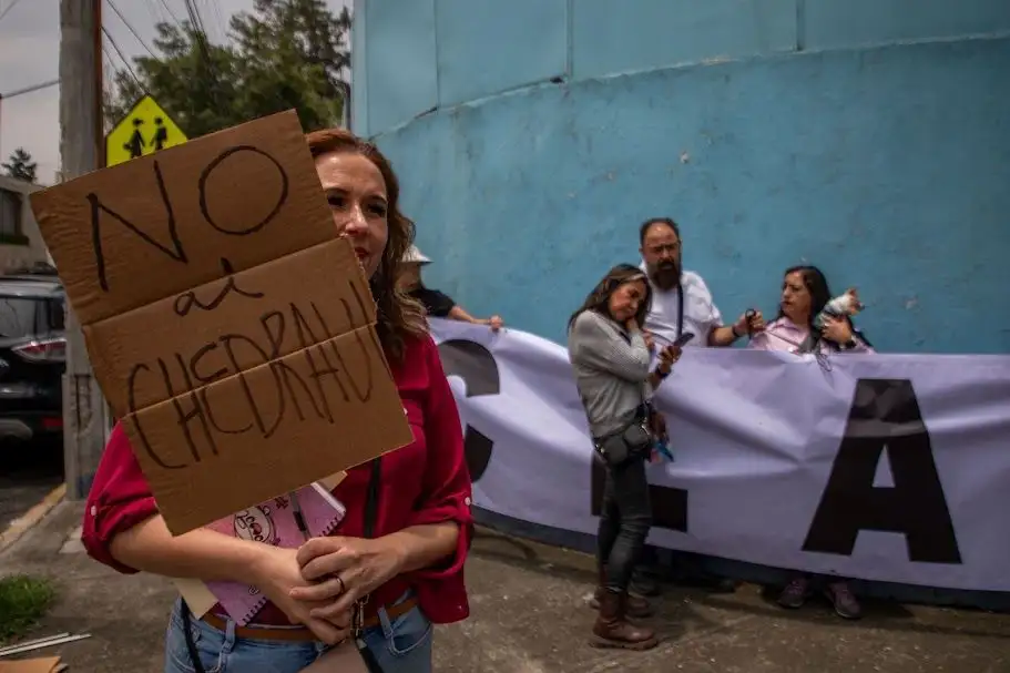 Integrantes de la Asociación de Residentes y Propietarios de la Colonia Irrigación protesta por la apertura de un “Supercito” de la empresa Chedrahui sobre la calle Presa Rodríguez #39, esquina con calzada de Legaría, en la colonia Irrigación, en la alcaldía Miguel Hidalgo, en la Ciudad de México, el 13 de junio de 2025. Foto 