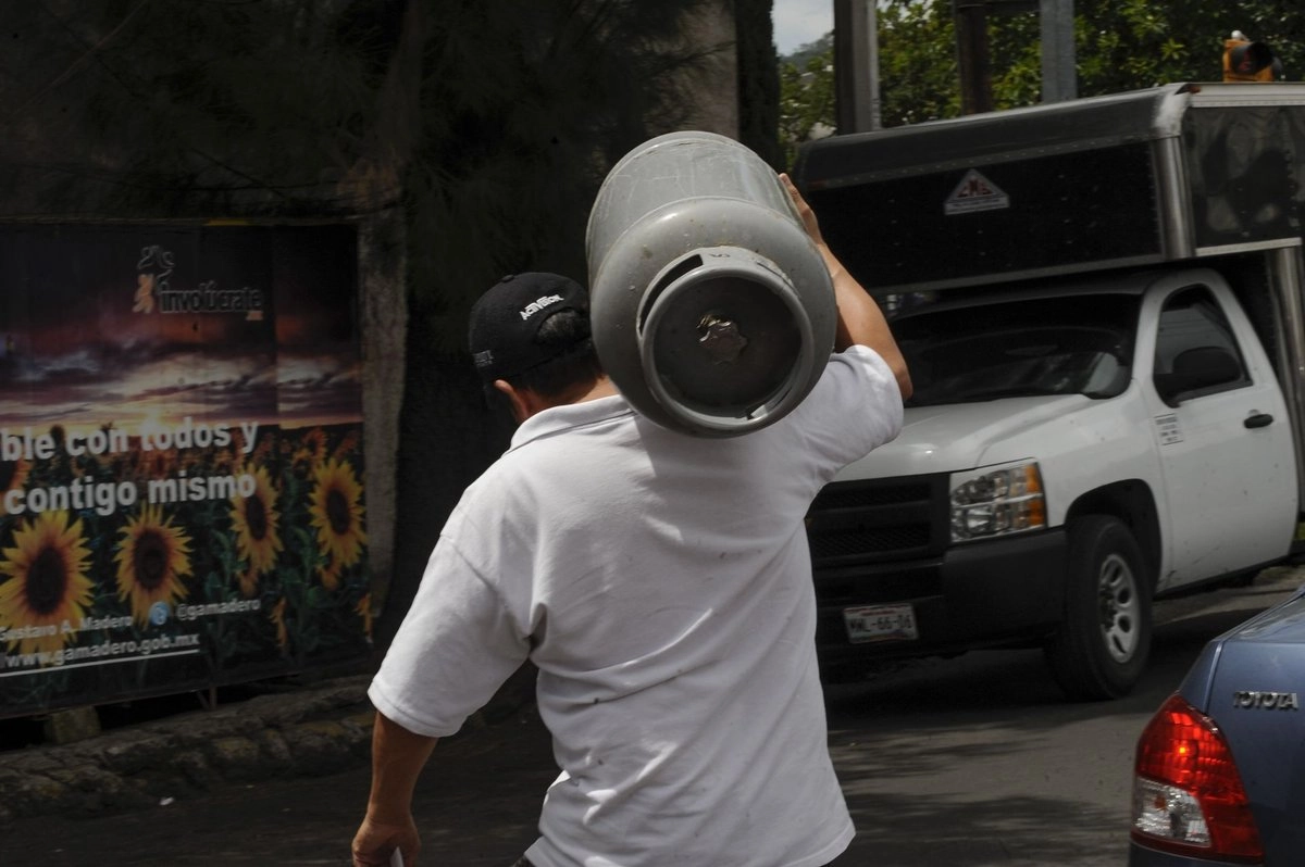 Pobladores de la región de Las Haciendas, en Nayarit, señalaron que la única empresa que les abastece gas LP los están obligando a comprar cilindros nuevos. Foto 