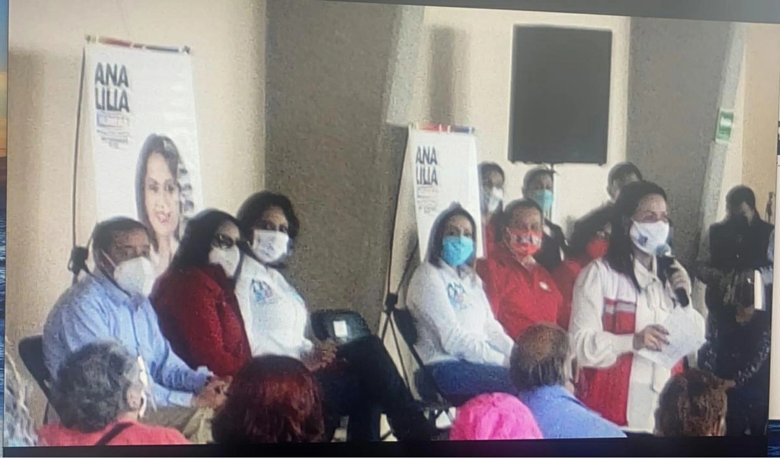 En el video también se observa a la candidata priísta Ana Lilia Herrera y a la dirigente del PRI, Alejandra Del Moral discutir con un funcionario que les advertía que no podrían realizar su acto. Foto cortesía