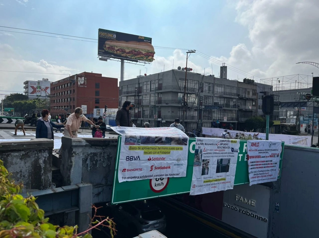 Integrantes de Damnificados unidos de diferentes alcaldías bloquean el cruce de la avenida Monterrey y Viaducto, para exigir la reconstrucción de sus viviendas a cinco años del sismo, en la Ciudad de México, el 19 de septiembre de 2022. Foto Alfredo Domínguez


