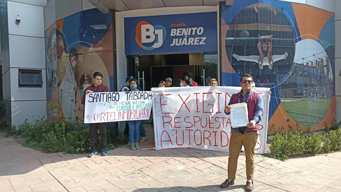 Vecinos de la Narvarte que se oponen a las obras para abrir una farmacia hicieron una protesta simbólica en PC. Foto Cortesía