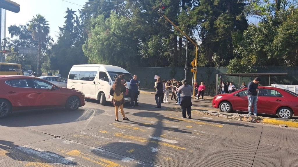 Vecinos de la colonia Independencia, en Naucalpan bloquearon la avenida Conscripto y La Herradura en demanda de agua potable. Foto La Jornada