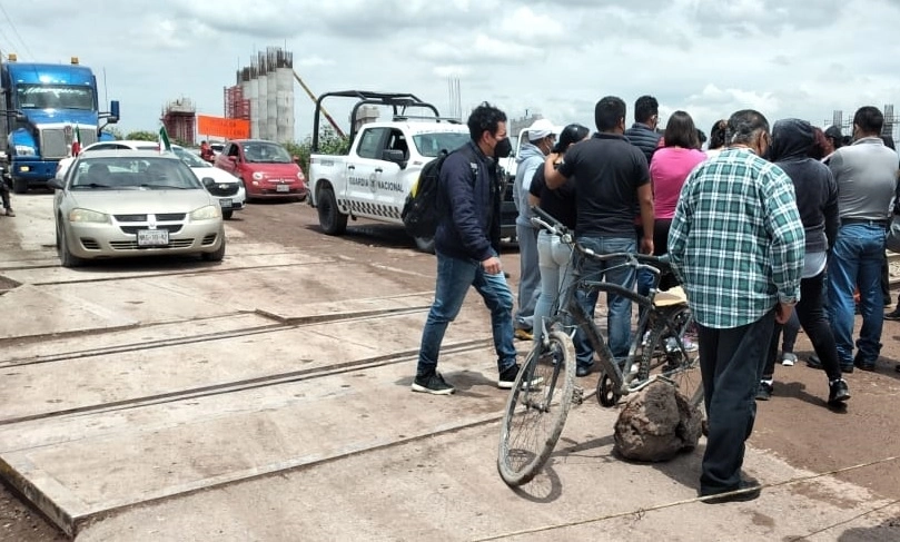 Vecinos de Nextlalpan, Estado de México, durante el bloqueo que realizaron en la carretera Zumpango - Nextlalpan- Recursos Hidráulicos. Foto La Jornada