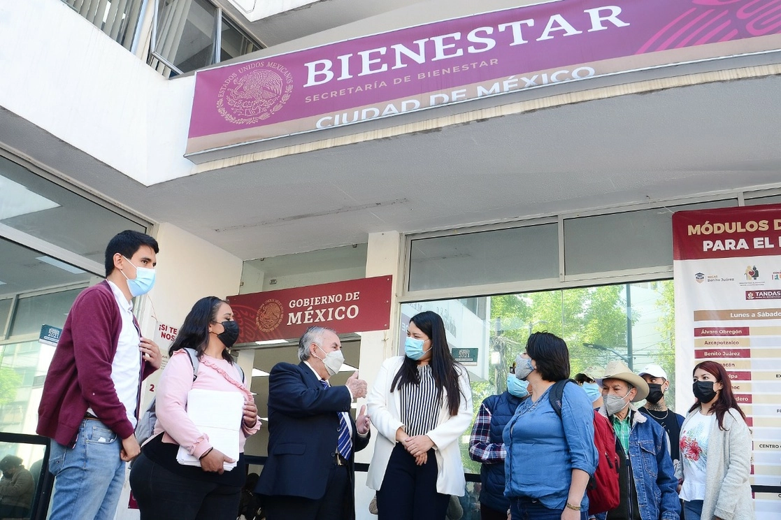 Entregaron cinco mil firmas en apoyo a la sucursal del Banco del Bienestar en Avenida Toluca, en Álvaro Obregón. Foto Cortesía Delegación de Programas para el Bienestar
