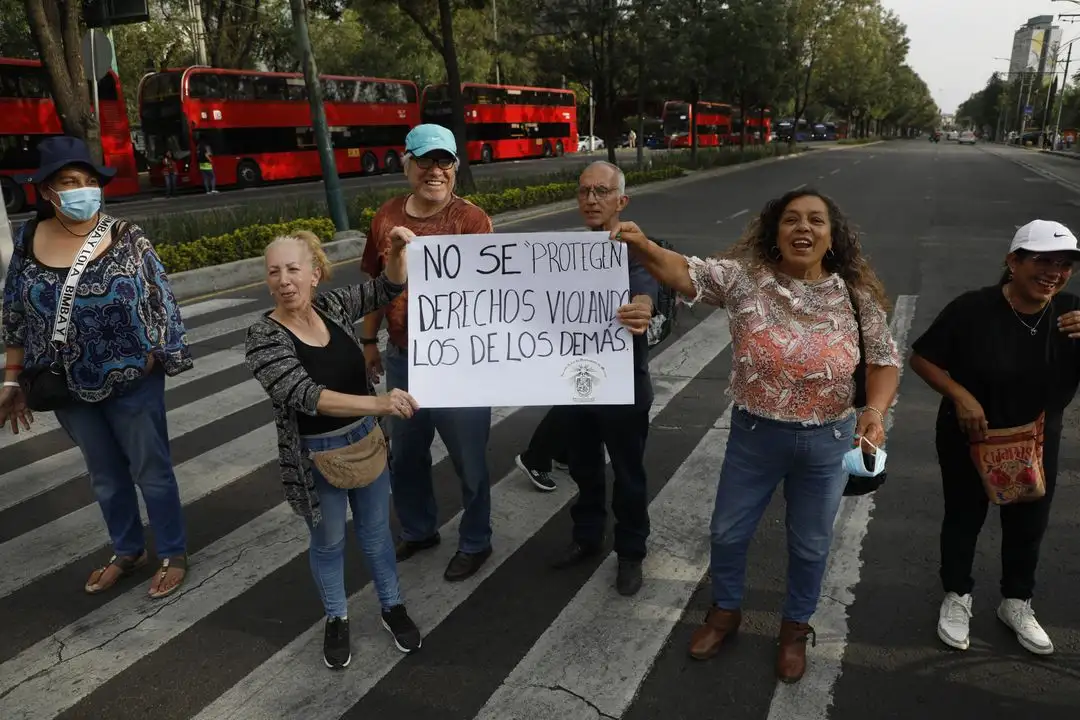 La protesta inició pasadas las 17:00 horas, cuando cerca de 10 personas, con pancartas en mano, comenzaron con la protesta que derivó en el cierre vial. Foto 