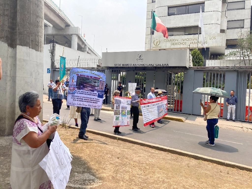 Integrantes de la Asamblea Vecinal contra las Megaconstrucciones Tlalpan-Coyoacán acudieron junto con la autoridad tradicional del Pueblo de Santa Úrsula para presentar el escrito de queja correspondiente. Foto Ángel Bolaños Sánchez