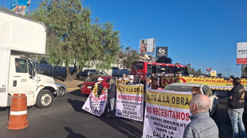 Por tercera ocasión en la semana se registró un bloqueo en el Periférico Norte. Este jueves vecinos se manifestaron en rechazo del Macro Libramiento Mexiquense. Foto La Jornada