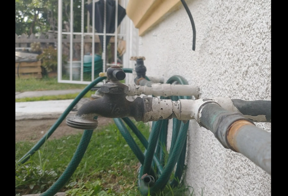 Toma de agua en un domicilio de Tecámac, Estado de México. Foto Javier Salinas Cesáreo 