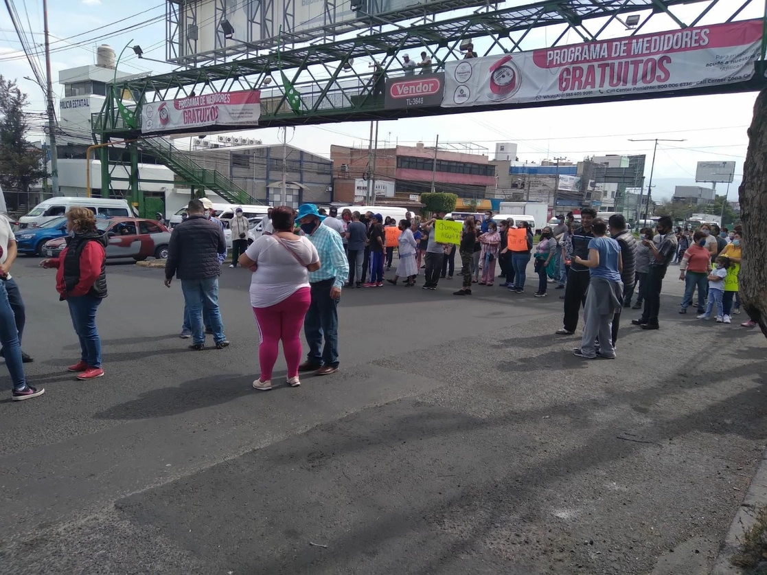 El bloqueo fue en el cruce de avenida la Gustavo Baz y calle Ignacio Zaragoza. Foto 'La Jornada' 