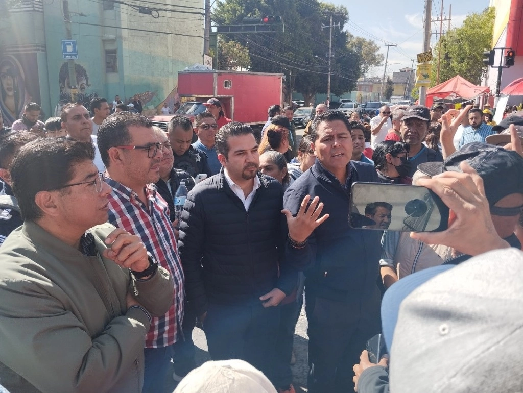 Los manifestantes plantearon que no tienen agua en las tomas de sus domicilios, y sin embargo este mes les llegan recibos de pago por mil 200 pesos por un servicio que no tienen. Foto La Jornada