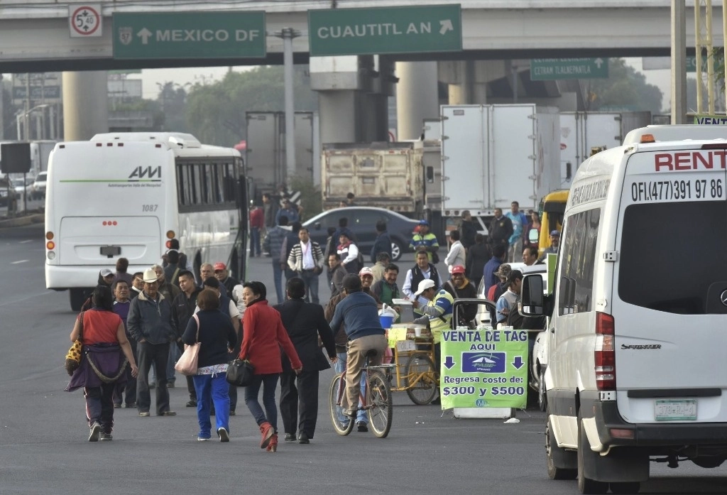 Vecinos de Tultitlán, Edomex, realizan un bloquean en ambos sentidos de la autopista México-Querétaro. Foto Cuartoscuro / Archivo