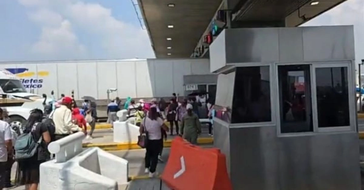Habitantes de Tultitlan dejan pasar a los automovilistas en una caseta de la autopista México-Querétaro en rechazo a los abusos de la alcaldía en su afán de imponer que su comunidad sea llamada Cuarta Transformación. Foto 