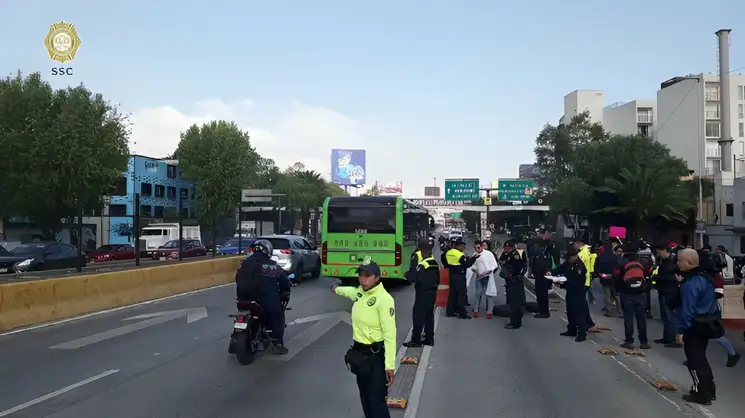 Vecinos de Florencio Constantino, en la colonia Vallejo, se manifestaron para exigir la reubicación de los migrantes que se encuentran viviendo en esta calle, el 22 de septiembre de 2023. Foto tomada de X @OVIALCDMX
·