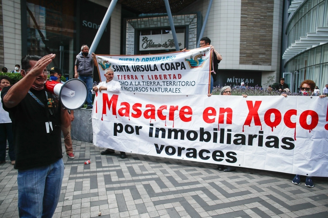 En imagen de archivo, protesta de habitantes de Xoco frente al complejo comercial Mítikah. Foto Víctor Camacho