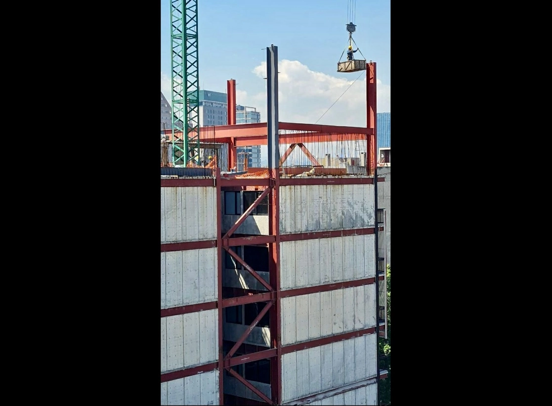 Construcción del complejo inmobiliario “Equia”, en la calle de Arquímedes 32, colonia Polanco, alcaldía Miguel Hidalgo. Foto La Jornada