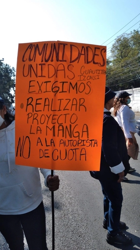 El grupo de colonos con mensajes escritos en mantas y cartulinas a las 10 de la mañana ingresaron a carriles centrales y laterales de la autopista, lo que afectó a decenas de usuarios de la autopista altamente transitada. Foto La Jornada
