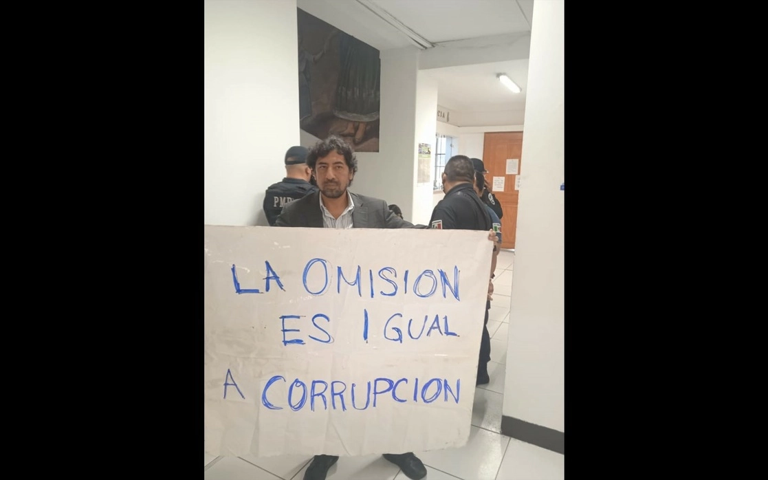 Los vecinos de Santa Cruz Acosta se manifestaron dentro del Palacio municipal de Naucalpan para exigir se detenga la construcción de varios edificios con 500 departamentos. Foto La Jornada