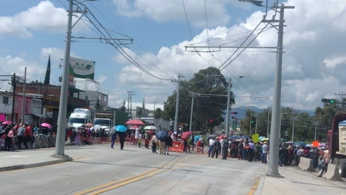 Más de 400 vecinos del municipio mexiquense de Chalco, marchan y realizan bloqueos en vías primarias demandando a las autoridades locales a que se reubiquen estaciones del Trolebús Chalco-Santa Marta. Foto 
