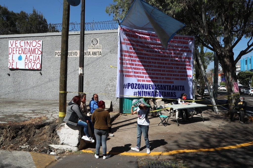 Plantón de vecinos de las colonias Santa Anita y Viaducto Piedad, quienes se oponen a que pipas carguen agua en un pozo del Sacmex en Iztacalco. Foto Alfredo Domínguez
