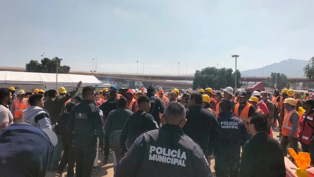 Policías intervinieron para calmar los ánimos. Foto La Jornada