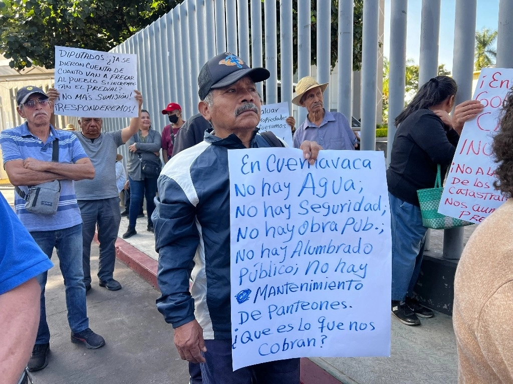 Los habitantes también reclamaron los elevados sueldos de las y los regidores, síndicos y el presidente municipal, quienes ganan entre 70 mil y hasta 100 mil pesos al mes. Foto Rubicela Morelos